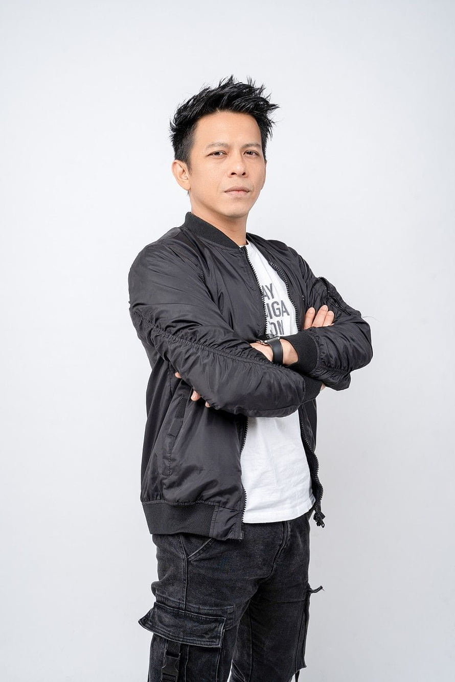 Ariel Noah in Black Bomber Jacket and Cargo Pants Studio Portrait HD phone wallpaper