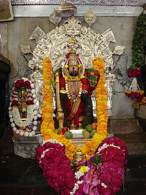Kolhapur Mahalaxmi Temple Deity Adorned With Marigold And Rose Garlands HD phone wallpaper
