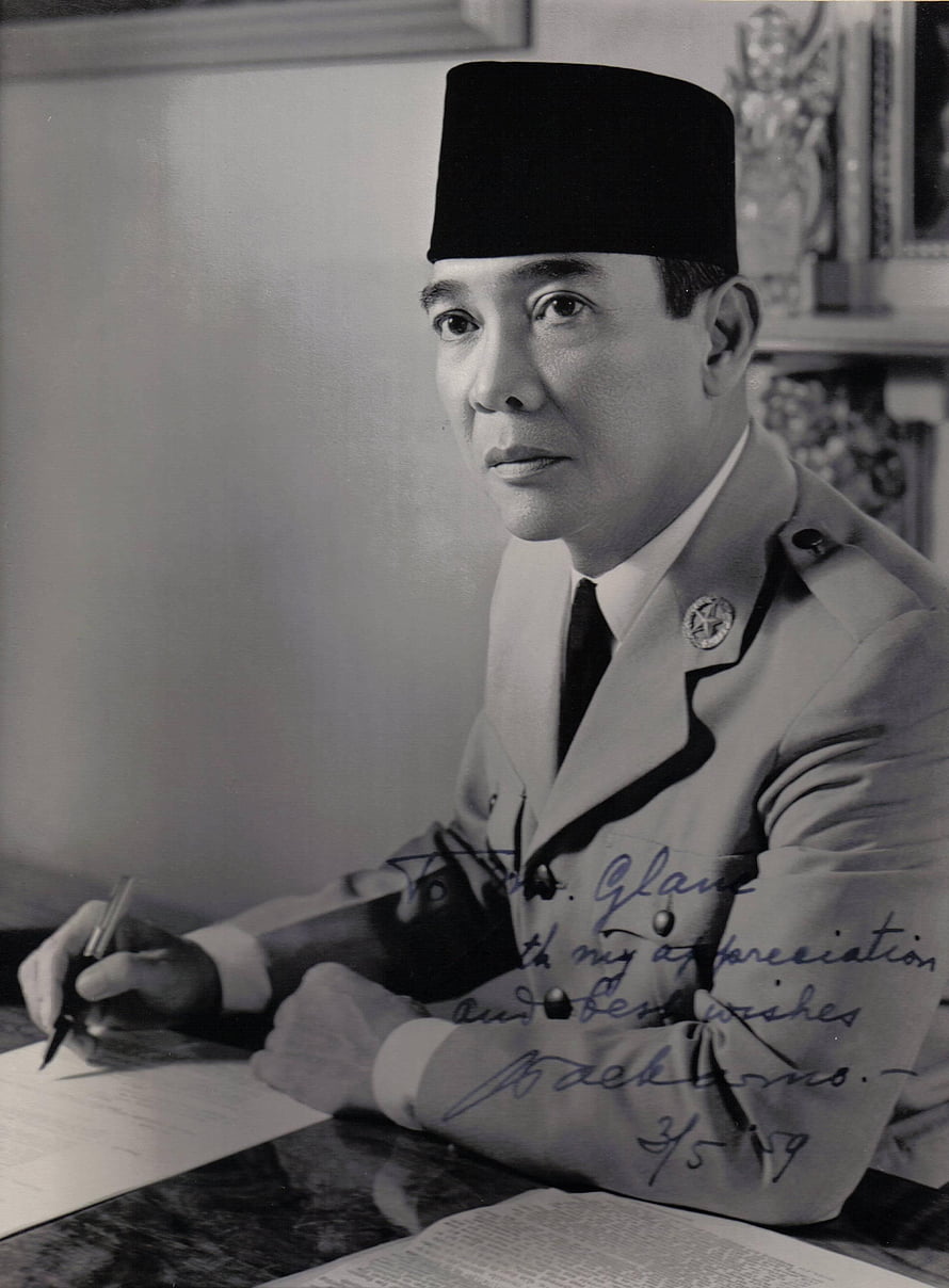 Historical Portrait of President Soekarno in Formal Attire and Traditional Cap HD phone wallpaper