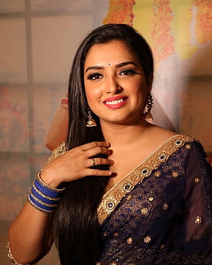 Amrapali Dubey in a navy blue embroidered saree with gold border and traditional Indian jewelry HD phone wallpaper