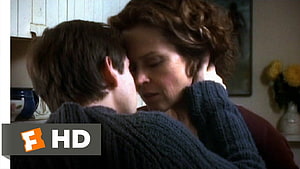 Susan Sarandon and Julia Roberts in an emotional embrace from the film Stepmom HD wallpaper