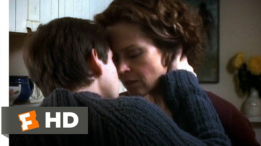 Susan Sarandon and Julia Roberts in an emotional embrace from the film Stepmom HD wallpaper