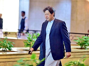 Imran Khan Walking in Formal Attire at an Official Government Venue HD wallpaper