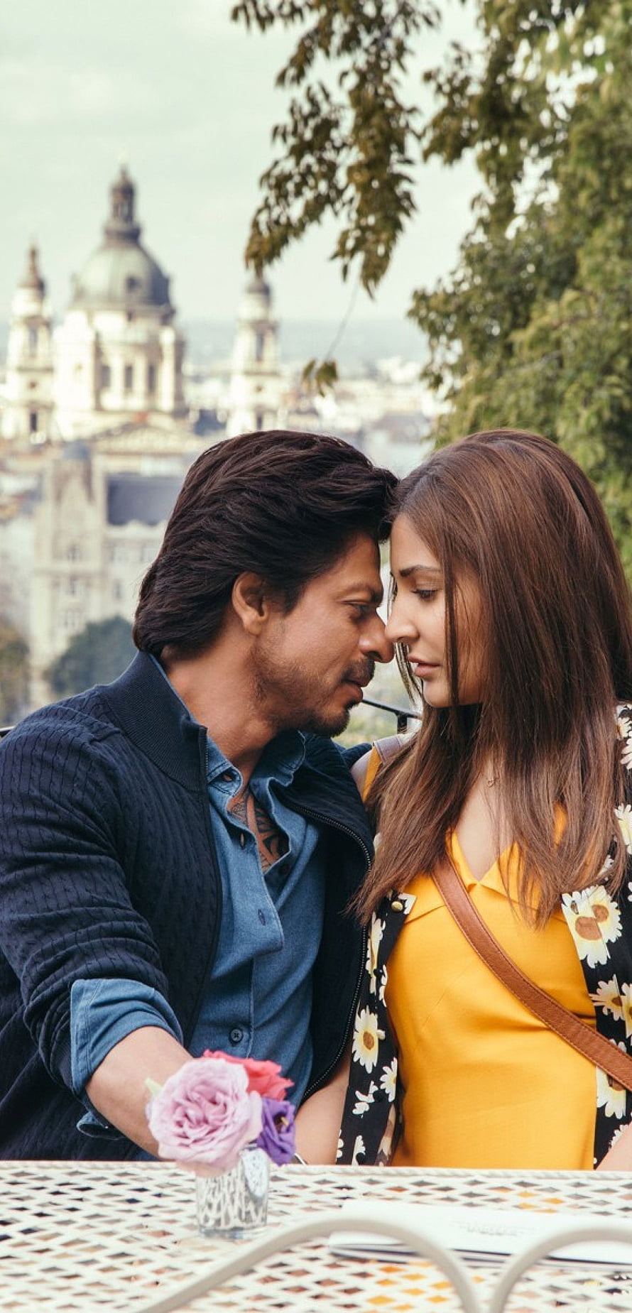 Shah Rukh Khan and Anushka Sharma in a romantic moment from the film Jab Harry Met Sejal HD phone wallpaper