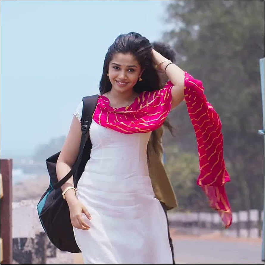 Krithi Shetty in White Dress with Pink Dupatta HD phone wallpaper