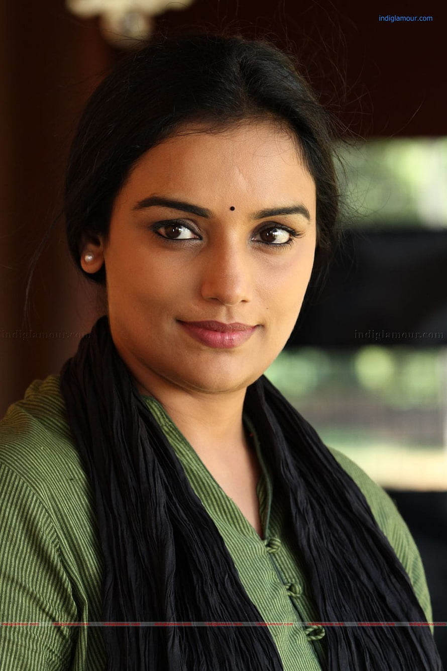Swetha Menon Actress Portrait in Green Kurta with Black Scarf HD phone wallpaper