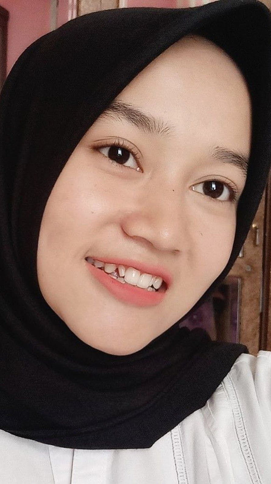 Smiling Young Woman Wearing Black Hijab and White Top in Close-Up Portrait, Cewek Manis Pakai Jilbab Manis Pakai Hijab, cewe cantik HD phone wallpaper