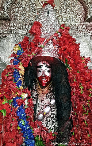 Maa Tara Hindu Deity Statue Adorned With Red Hibiscus Flowers And Silver Crown HD phone wallpaper