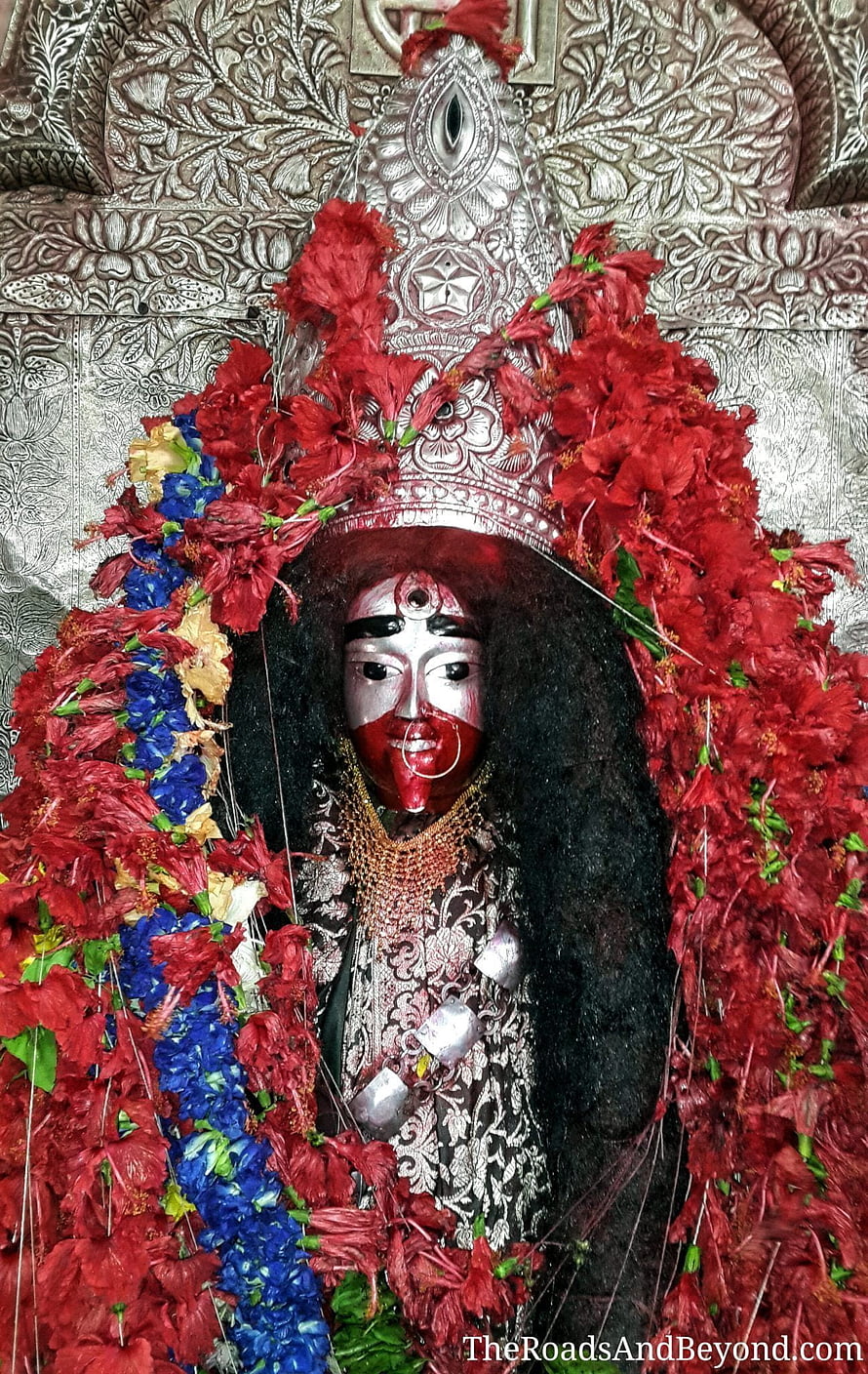 Maa Tara Hindu Deity Statue Adorned With Red Hibiscus Flowers And Silver Crown HD phone wallpaper