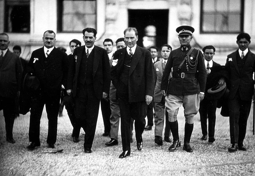 Mustafa Kemal Atatürk Walking with Officials in a Historic Black and White Photograph HD wallpaper