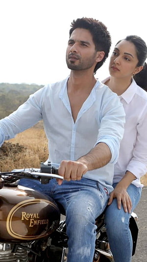Shahid Kapoor and Kiara Advani on a Royal Enfield Motorcycle in Kabir Singh HD phone wallpaper