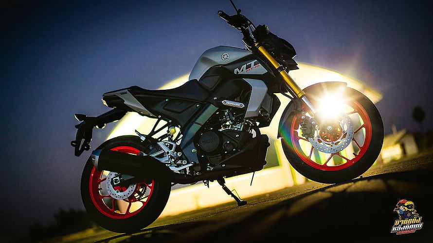 Yamaha MT-15 V2 Motorcycle with Red Rims and Gold Forks at Dusk HD wallpaper