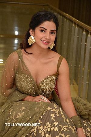 Kashmira Pardeshi in an olive green embroidered lehenga with gold statement earrings HD phone wallpaper