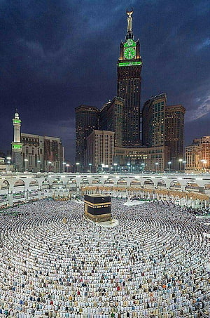 Massive Pilgrims Gather for Tawaf Around the Kaaba in Makkah at Night HD phone wallpaper