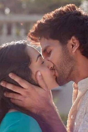 Kabir Singh Romantic Kiss Scene Still HD phone wallpaper