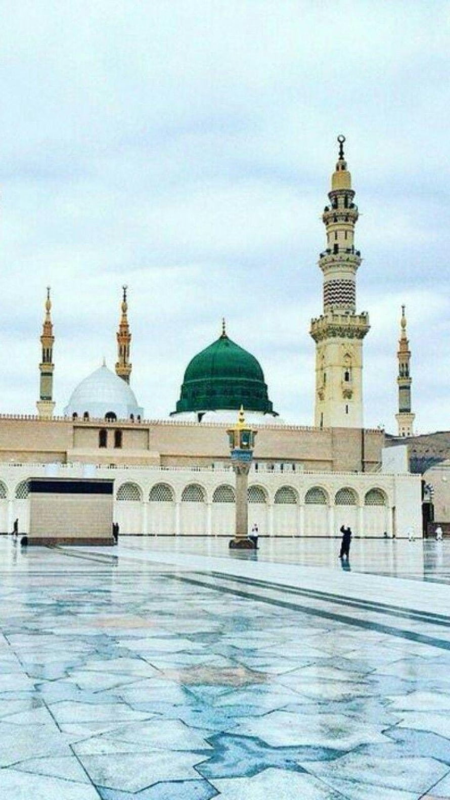 Prophet's Mosque in Medina with Green Dome and Minarets HD phone wallpaper