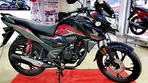 Honda SP 125 BS6 Sport Motorcycle in Dark Blue and Red on Display HD wallpaper