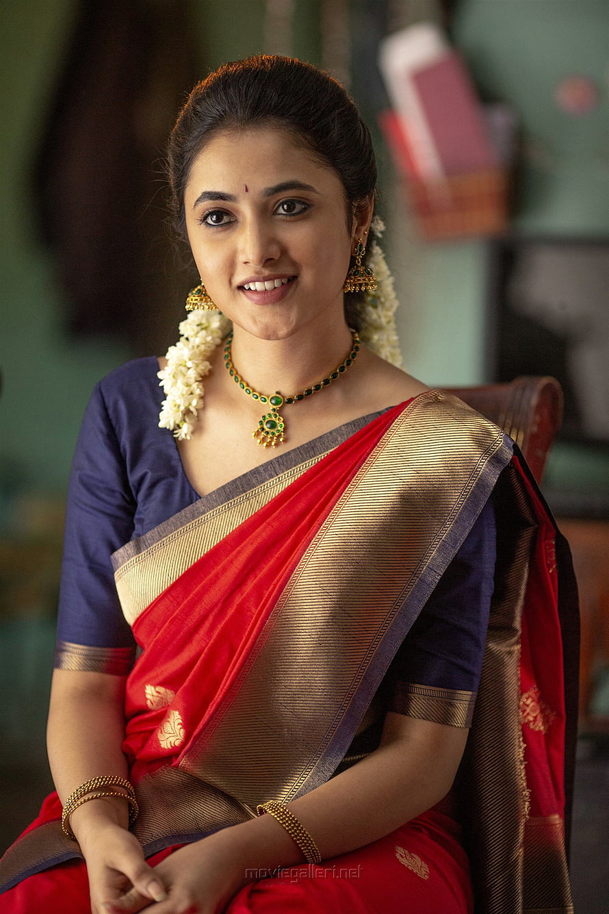 Priyanka Mohan in Traditional Red Saree with Gold Jewelry and Jasmine Garland HD phone wallpaper