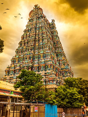 Meenakshi Amman Temple Gopuram in Madurai Under Dramatic Golden Sky, Meenachi Amman Temple, Madurai, meenakshi amman HD phone wallpaper