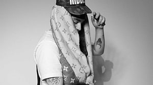 Yeat Rapper Black and White Portrait Wearing Camo Cap and Patterned Scarf HD wallpaper
