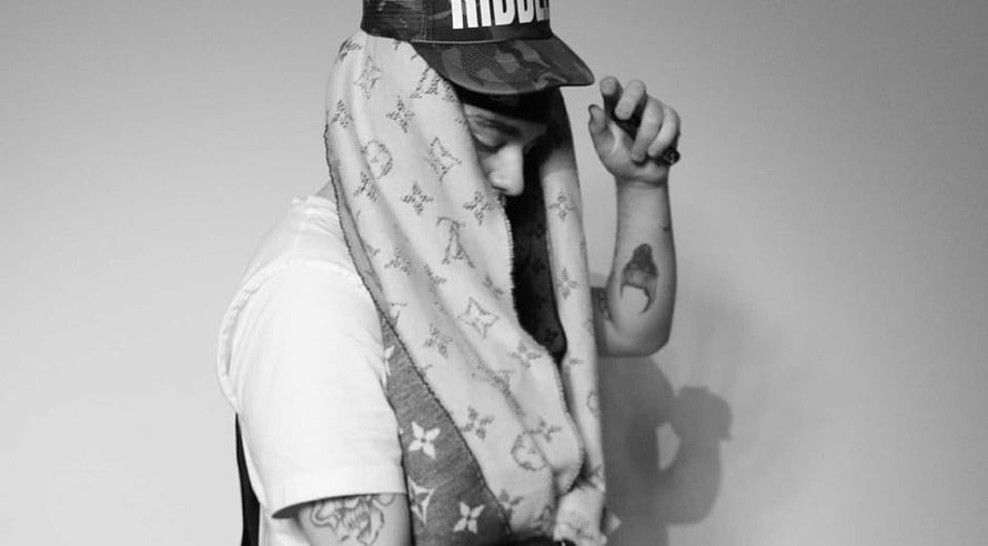 Yeat Rapper Black and White Portrait Wearing Camo Cap and Patterned Scarf HD wallpaper