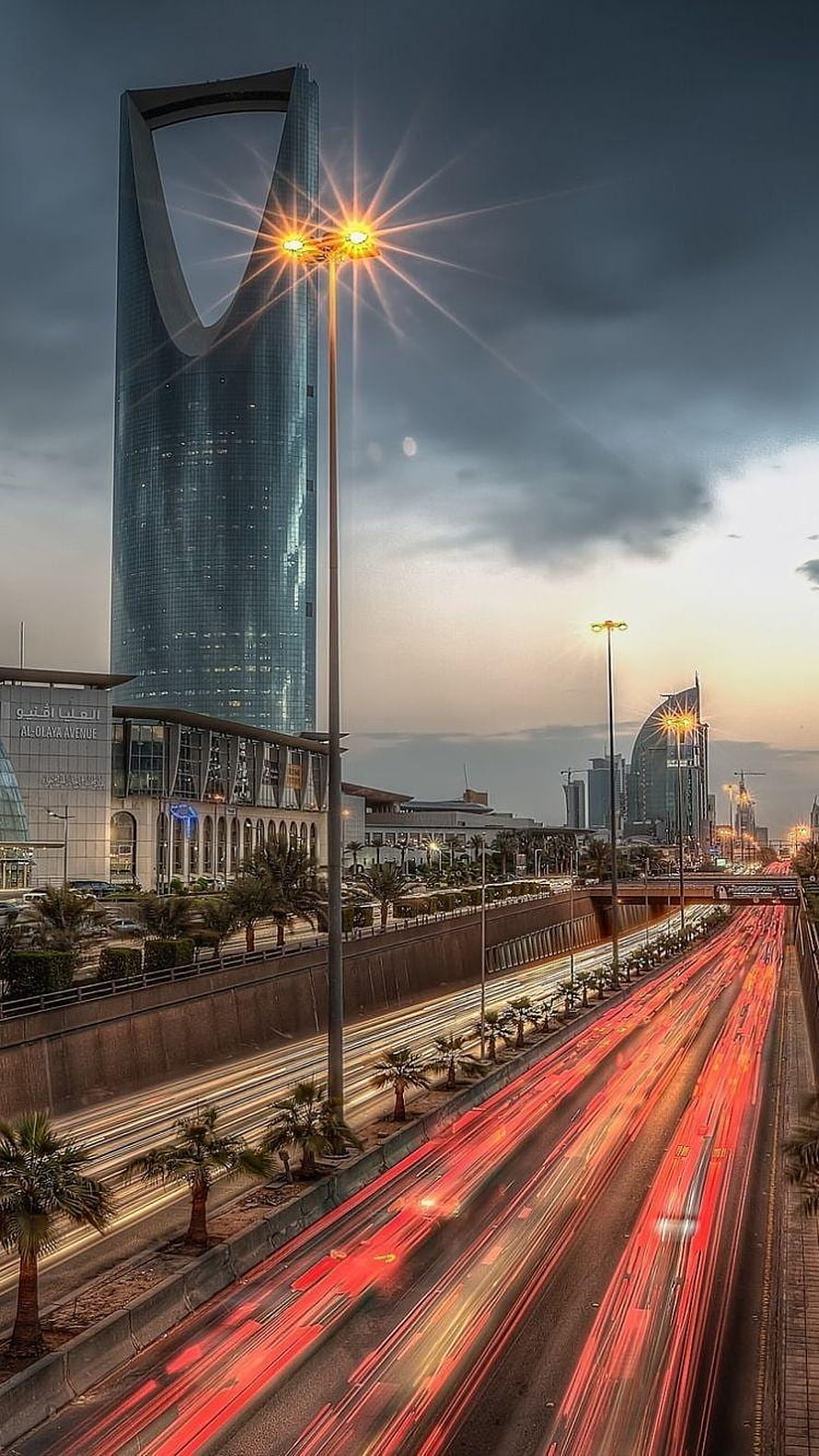 Kingdom Tower and Al Olaya Avenue in Riyadh, Saudi Arabia at Dusk with Long Exposure Traffic Trails HD phone wallpaper