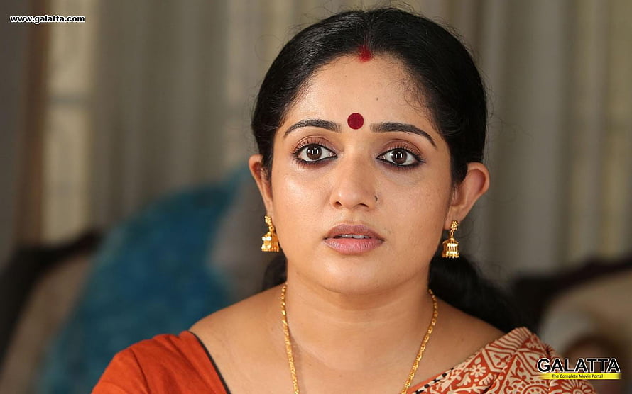 Kavya Madhavan Portrait in Traditional Saree with Gold Jewelry and Red Bindi HD wallpaper