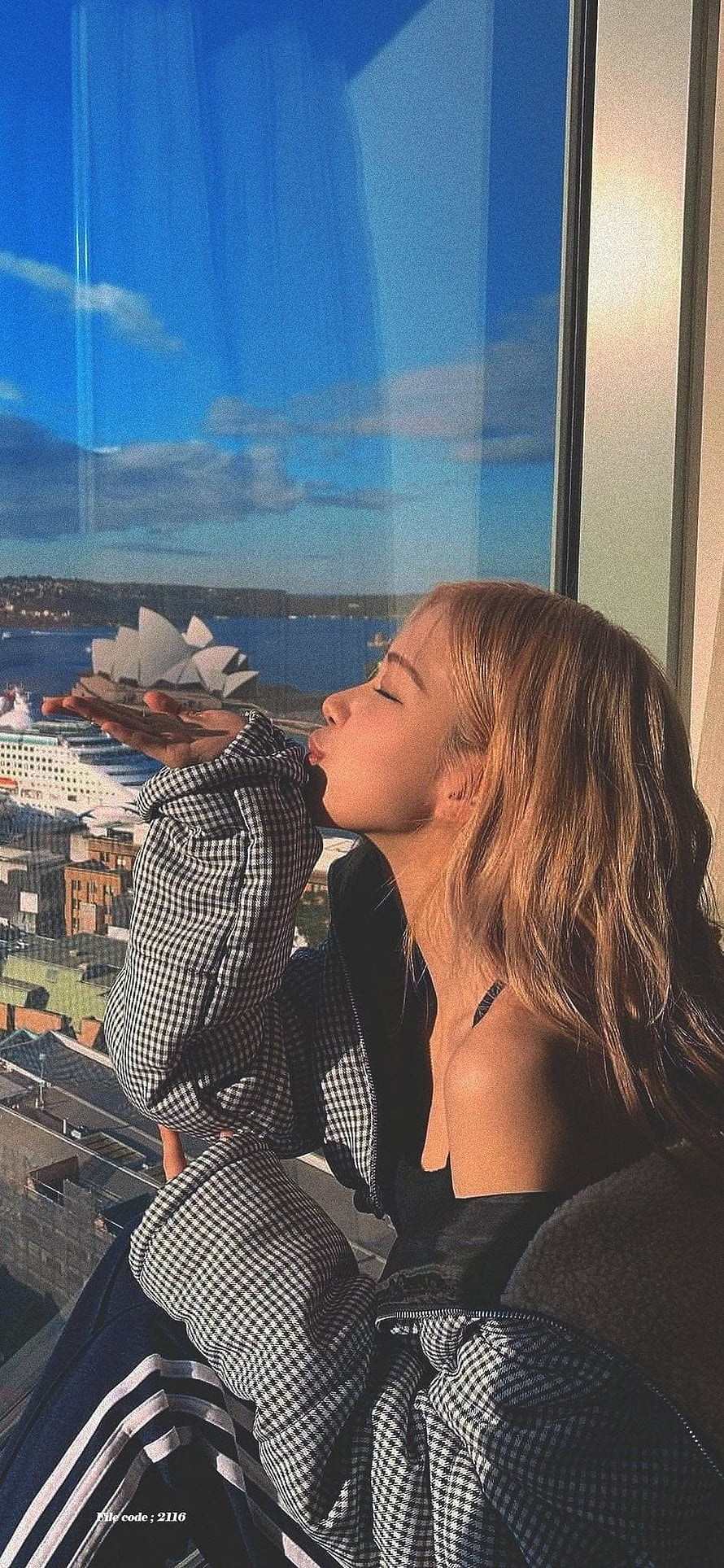 Rosé from BLACKPINK gazing at Sydney Opera House through a window HD phone wallpaper