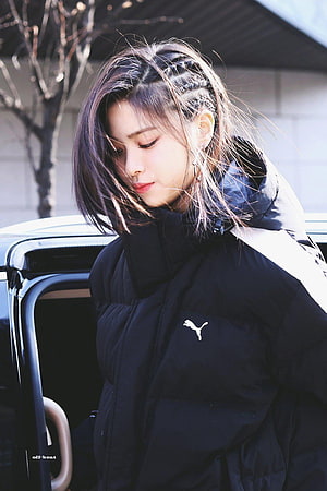 Ryujin from ITZY in a black Puma puffer jacket with braided hair HD phone wallpaper