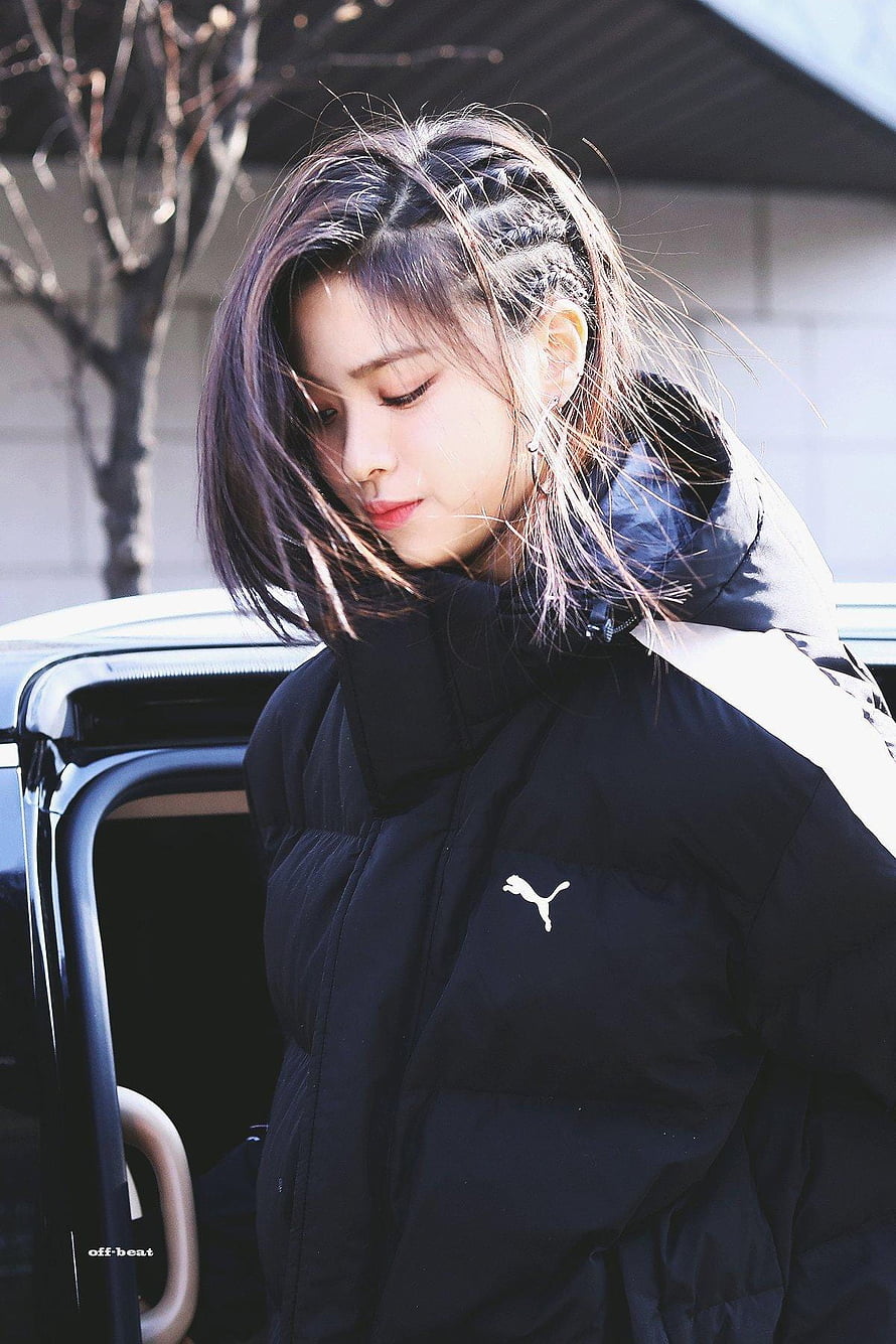 Ryujin from ITZY in a black Puma puffer jacket with braided hair HD phone wallpaper