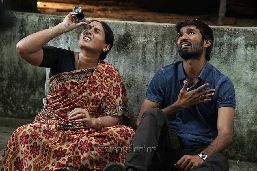 Velai Illa Pattathari Movie Scene With Man And Woman Sitting On Concrete Wall HD wallpaper