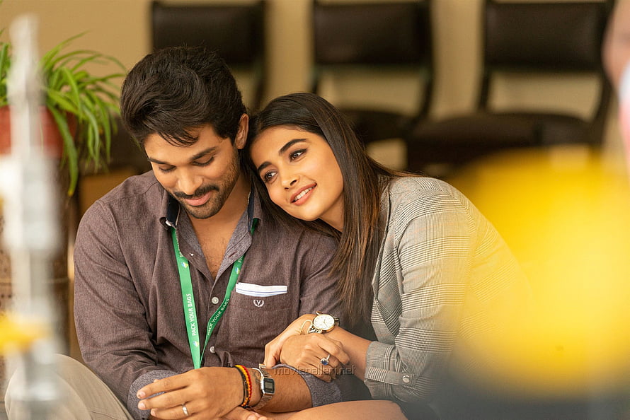 Allu Arjun and Pooja Hegde in a warm romantic moment from Ala Vaikuntapuramlo HD wallpaper