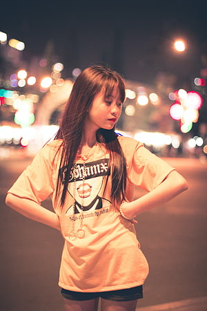 Young woman in graphic t-shirt posing on a city street at night with bokeh lights, Cewek Cantik, cewe cantik HD phone wallpaper