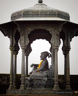 Statue of Shivaji Maharaj Seated in Ornate Stone Chhatri at Raigad Fort HD phone wallpaper