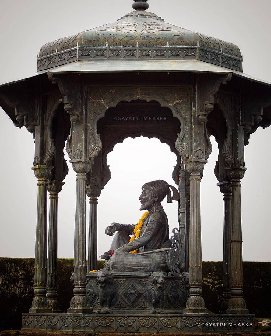 Statue of Shivaji Maharaj Seated in Ornate Stone Chhatri at Raigad Fort HD phone wallpaper