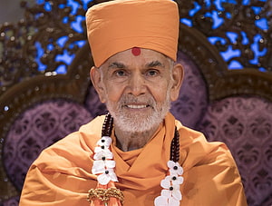 Mahant Swami Maharaj Portrait in Saffron Robes and Turban with Floral Garland HD wallpaper