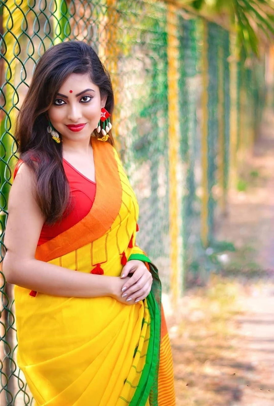 Indian Woman in Vibrant Yellow Saree with Red Blouse and Traditional Jewelry, Hot & Cute Desi Indian Girls ✔️✔️Girl for Android, indian girl beautiful HD phone wallpaper