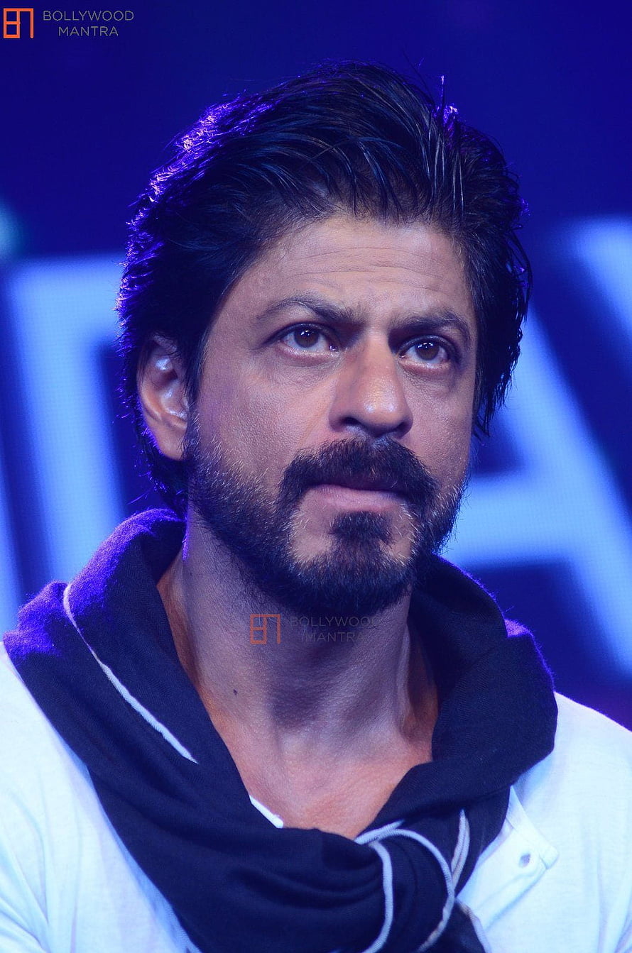 Shah Rukh Khan in Raees with beard and intense expression under blue stage lighting HD phone wallpaper