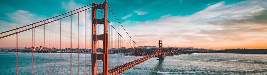 Golden Gate Bridge at Sunset with San Francisco Skyline and Turquoise Sky HD wallpaper
