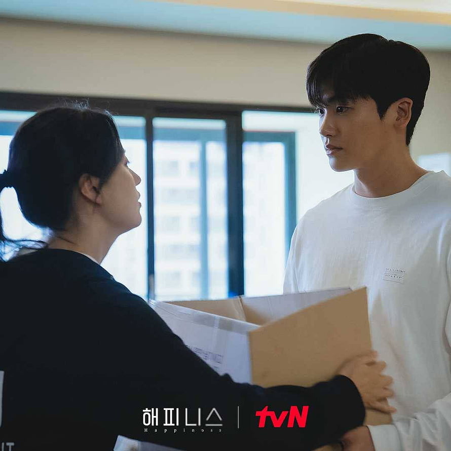 Happiness Korean Drama Still Featuring Two Characters in an Office Setting HD phone wallpaper