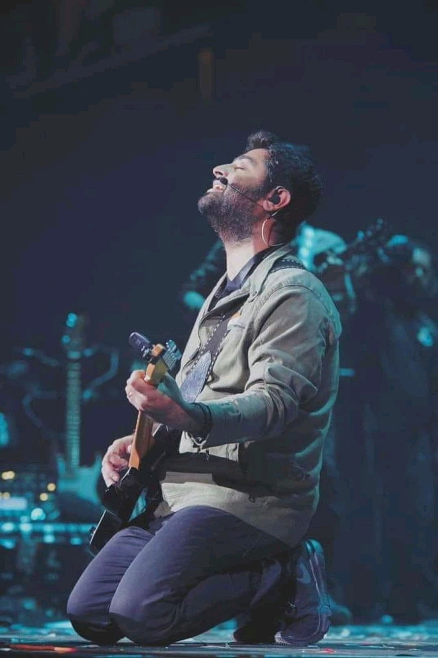 Arijit Singh Kneeling on Stage with Guitar During Emotional Live Performance HD phone wallpaper