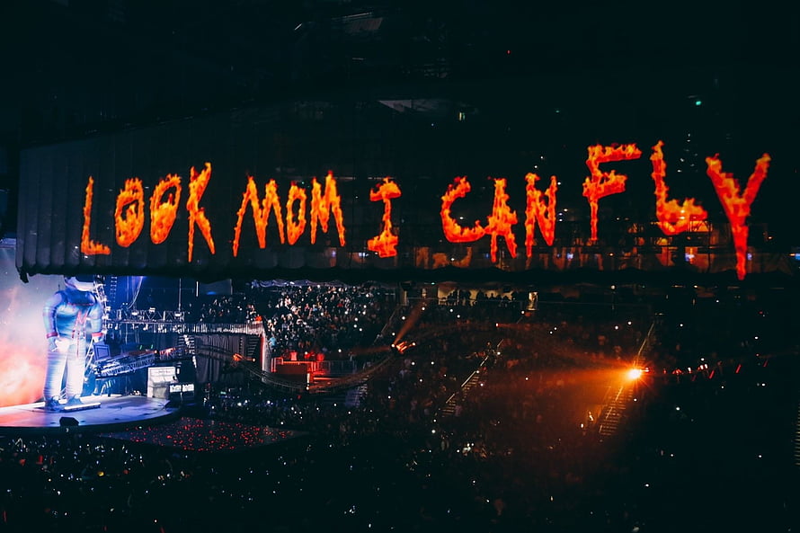 Travis Scott Astroworld Concert Stage With Burning Look Mom I Can Fly Sign HD wallpaper