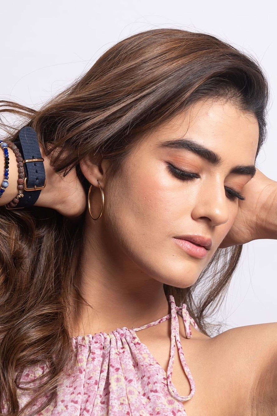 Kavya Thapar Portrait With Wavy Hair, Gold Hoop Earrings, and Floral Halter Top HD phone wallpaper