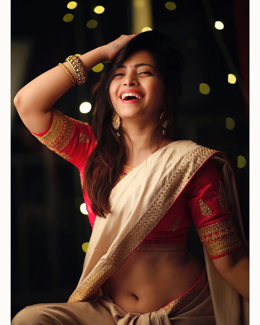 Ruchira Jadhav in Traditional Red and Gold Saree with Festive Jewelry HD phone wallpaper