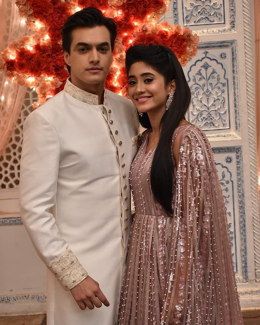 Naira and Kartik in Elegant Traditional Attire at a Festive Celebration HD phone wallpaper