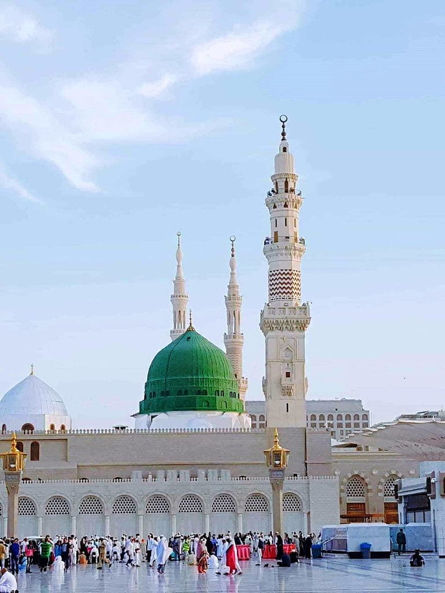 Prophet's Mosque in Medina with Green Dome and Minarets HD phone wallpaper