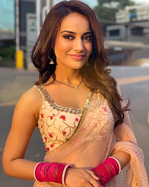 Surbhi Jyoti in a Floral Embroidered Saree with Vibrant Pink Bangles HD phone wallpaper
