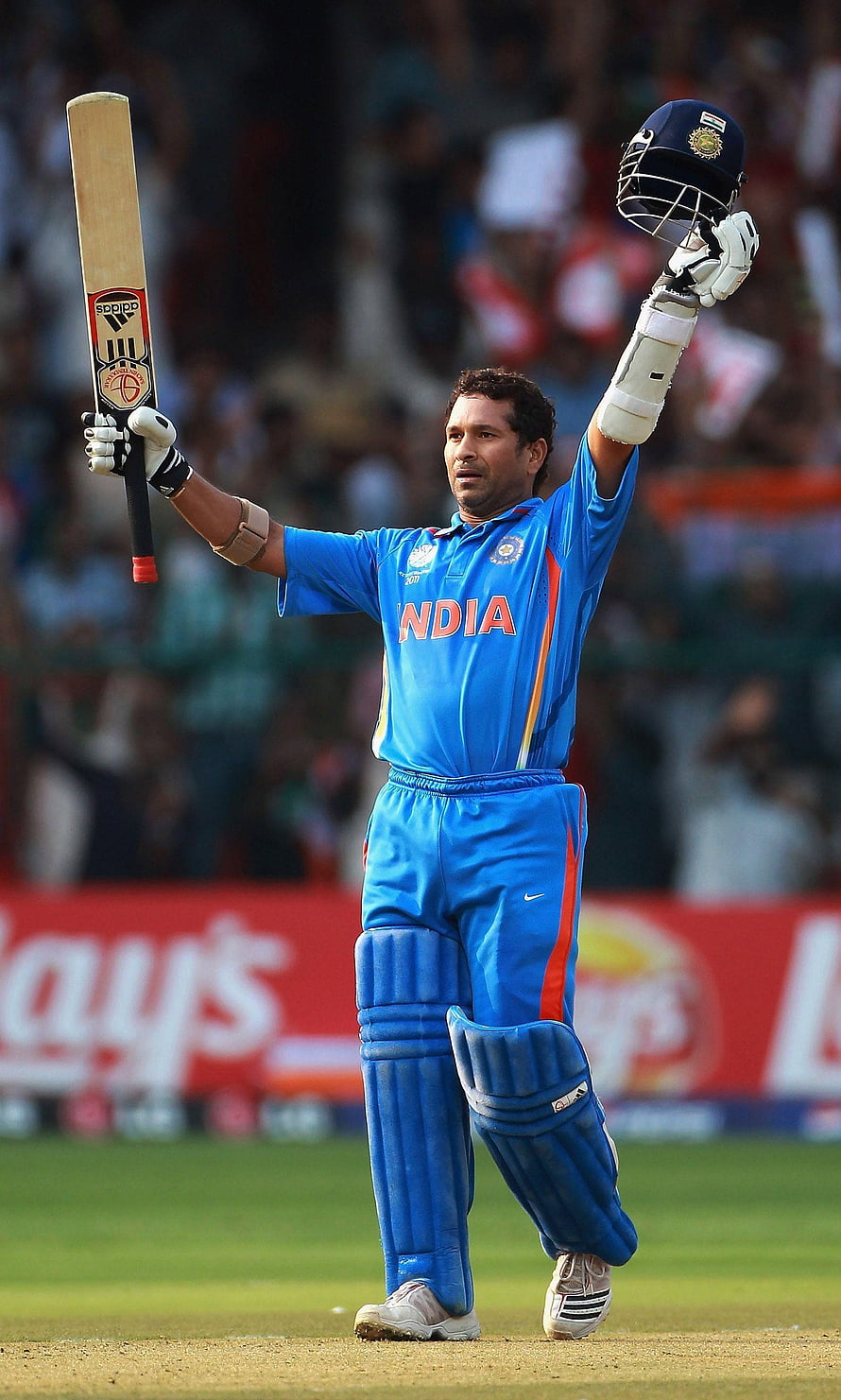 Sachin Tendulkar Acknowledging Crowd in India Cricket Kit HD phone wallpaper