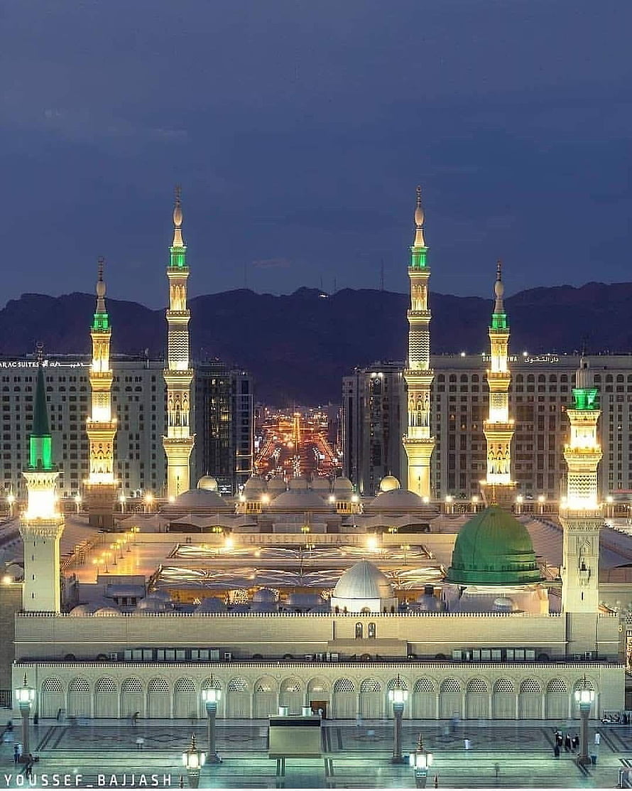 Roza e Rasool Mosque in Medina at Night with Illuminated Minarets and Green Dome HD phone wallpaper