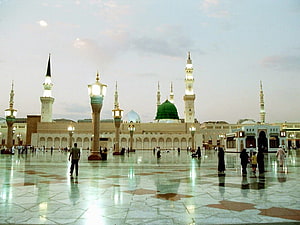 Grand Mosque of Medina with Green Dome and Minarets at Dusk HD wallpaper